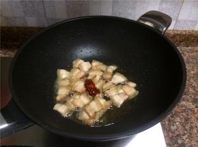 放入豆瓣酱翻炒出香味。