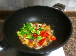 放入青椒和红椒翻炒30秒。