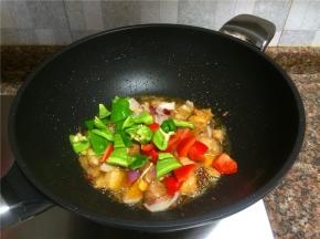 放入青椒和红椒翻炒30秒。