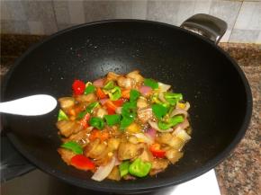 放入适量盐翻炒20秒。