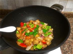 放入适量盐翻炒20秒。