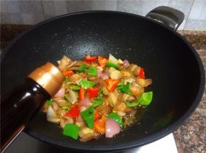 倒入适量生抽翻炒20秒即可关火。