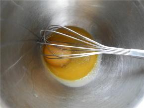 把5克细砂糖加入蛋黄内，用手抽搅拌均匀。
