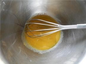 加入玉米油，搅拌均匀。