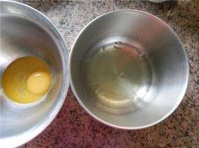 分离蛋白和蛋黄，蛋白盆一定要无油无水。