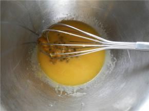 加入百香果，继续搅拌均匀。