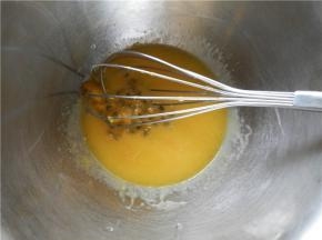 加入百香果，继续搅拌均匀。