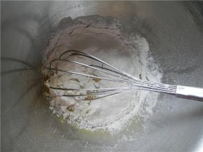 筛入低筋面粉。