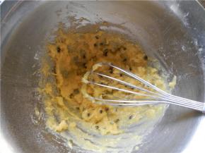 用J字翻拌均匀至无干粉。