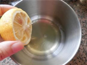 在蛋白内加入3滴柠檬汁（或白醋），用电动打蛋器低速把蛋白搅打至粗泡，加入1/3细砂糖。