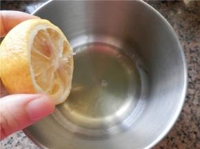 在蛋白内加入3滴柠檬汁（或白醋），用电动打蛋器低速把蛋白搅打至粗泡，加入1/3细砂糖。