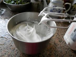 打蛋器转中高速把蛋白打至泡沫变得细腻，加入1/3细砂糖继续搅打；待蛋白糊出现纹路时，加入剩下的细砂糖搅打，打至蛋白糊呈偏干性状态。