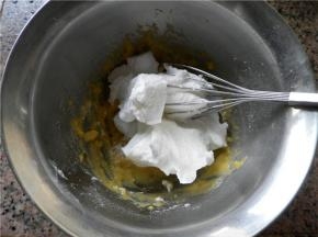 取1/3蛋白糊加入蛋黄糊内，用翻拌均匀。