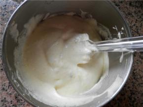 将蛋黄糊全部倒回蛋白盆中，继续翻拌均匀。