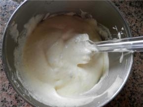 将蛋黄糊全部倒回蛋白盆中，继续翻拌均匀。