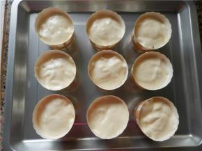 将面糊装入裱花袋，挤入纸杯模内8分满（海氏立式烤箱150度预热10分钟）。装好面糊后，将烤盘震多二下，用刮刀把气泡搅搅。