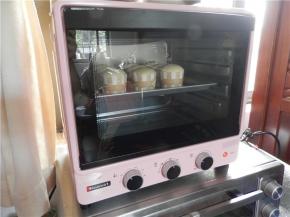 将蛋糕放入烤箱中层，烘烤35分钟左右（温度时间仅供参考，请按各自烤箱温度来调整）。出炉后把烤盘拿出来震几下。