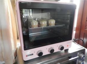 将蛋糕放入烤箱中层，烘烤35分钟左右（温度时间仅供参考，请按各自烤箱温度来调整）。出炉后把烤盘拿出来震几下。