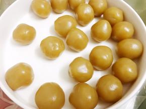 莲蓉馅分为20份
静置好的饼皮也分为20份