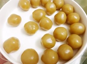 莲蓉馅分为20份
静置好的饼皮也分为20份