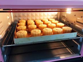 放入预热好的烤箱中层200度上下火先烤5分钟定型