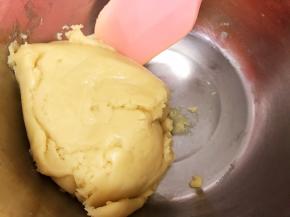 用刮刀拌匀成团后装入保鲜袋密封静置2个小时