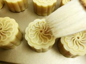 取出刷一层薄薄的蛋黄水，不要刷多花纹会消失
再放入烤箱里转170度烤15分钟