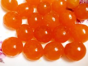 新鲜的咸鸭蛋敲出蛋黄，把依附在外面的白膜弄干净