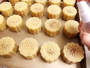 用小喷瓶喷一层水雾，不要喷多一扫而过即可