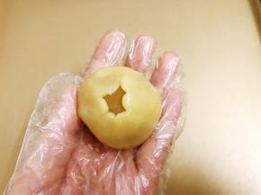 用虎口慢慢往上推，收好口搓圆