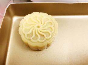 在不沾烤盘里压出形状
一个月饼坯就完成了