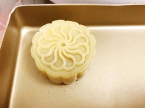 在不沾烤盘里压出形状
一个月饼坯就完成了