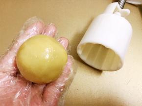 放入模具里
模具里可以撒一些面粉防粘