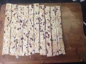 9、待彻底放凉后，撒上一层薄薄的奶粉，用刀切成大小均匀的小块就可以了。