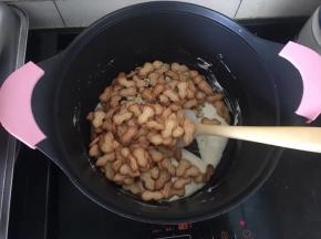 6、倒入饼干、蔓越梅干、熟花生。