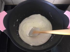 5、倒入奶粉，快速混合均匀后关火。