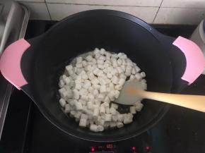 3、倒入棉花糖。