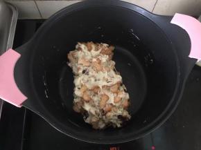 7、快速翻拌均匀，混合至四周都被糖给包裹住就可以了。