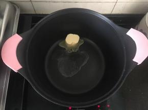 2、黄油切成小块放入不粘锅里小火炒至完全融化。