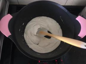 4、翻炒至棉花糖完全融化。