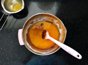 4、搅拌均匀后倒入黄油液。