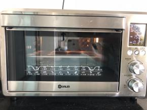 12、烤箱预热至150度，放入烤盘烘烤30分钟后取出。