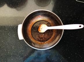 2、鸡蛋打散后加入红糖和咖啡粉搅拌至完全溶解。