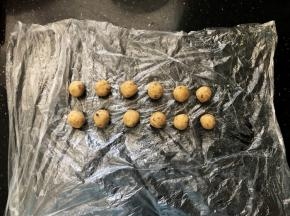 8、栗蓉分成12个5克的小圆球备用。