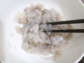 用筷子朝一个方向搅打上劲