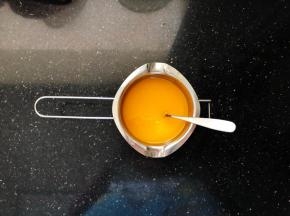 1、黄油隔水加热至完全融化，放凉备用。