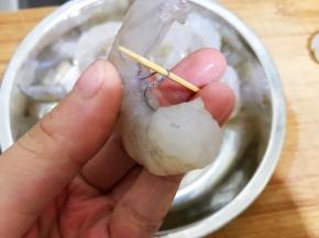 用牙签挑出虾线