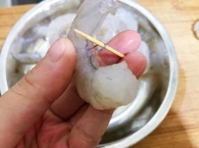 用牙签挑出虾线