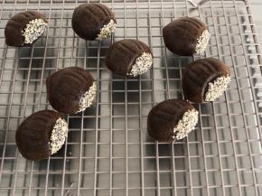 13、放凉后刷上少许巧克力酱，沾上少许的熟小麦胚芽就0k了。