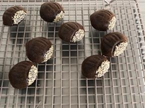 13、放凉后刷上少许巧克力酱，沾上少许的熟小麦胚芽就0k了。